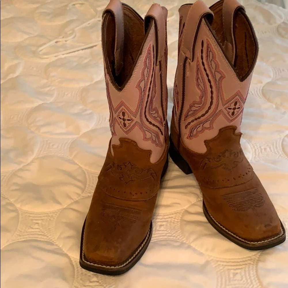 Justin girls cowgirl boots.